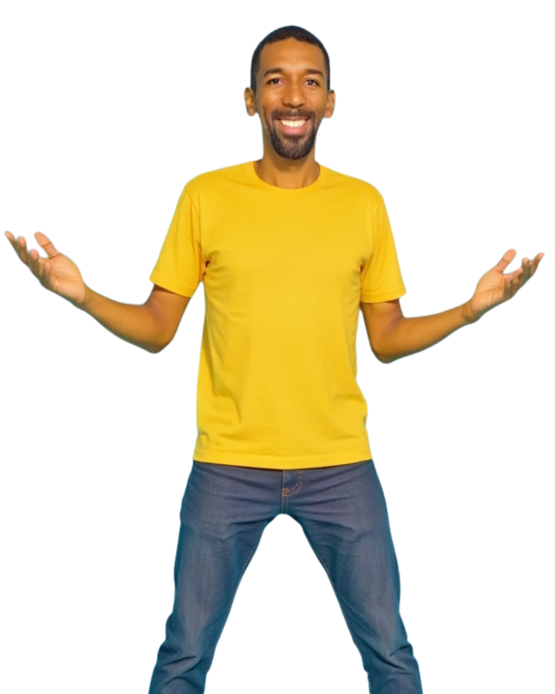 Israel Elias sorrindo, segurando microfone