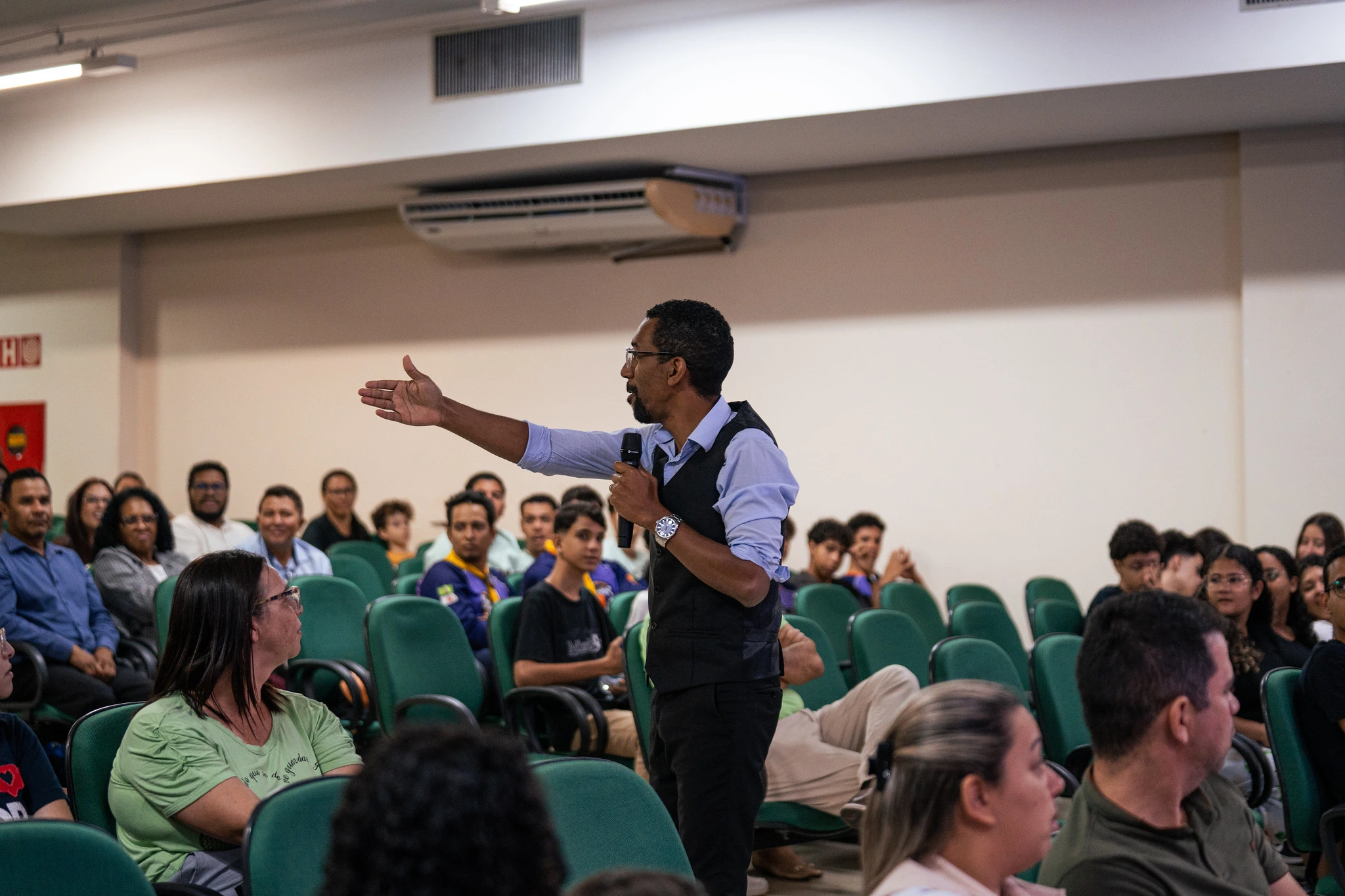 Israel Elias conversando com o público durante palestra participativa