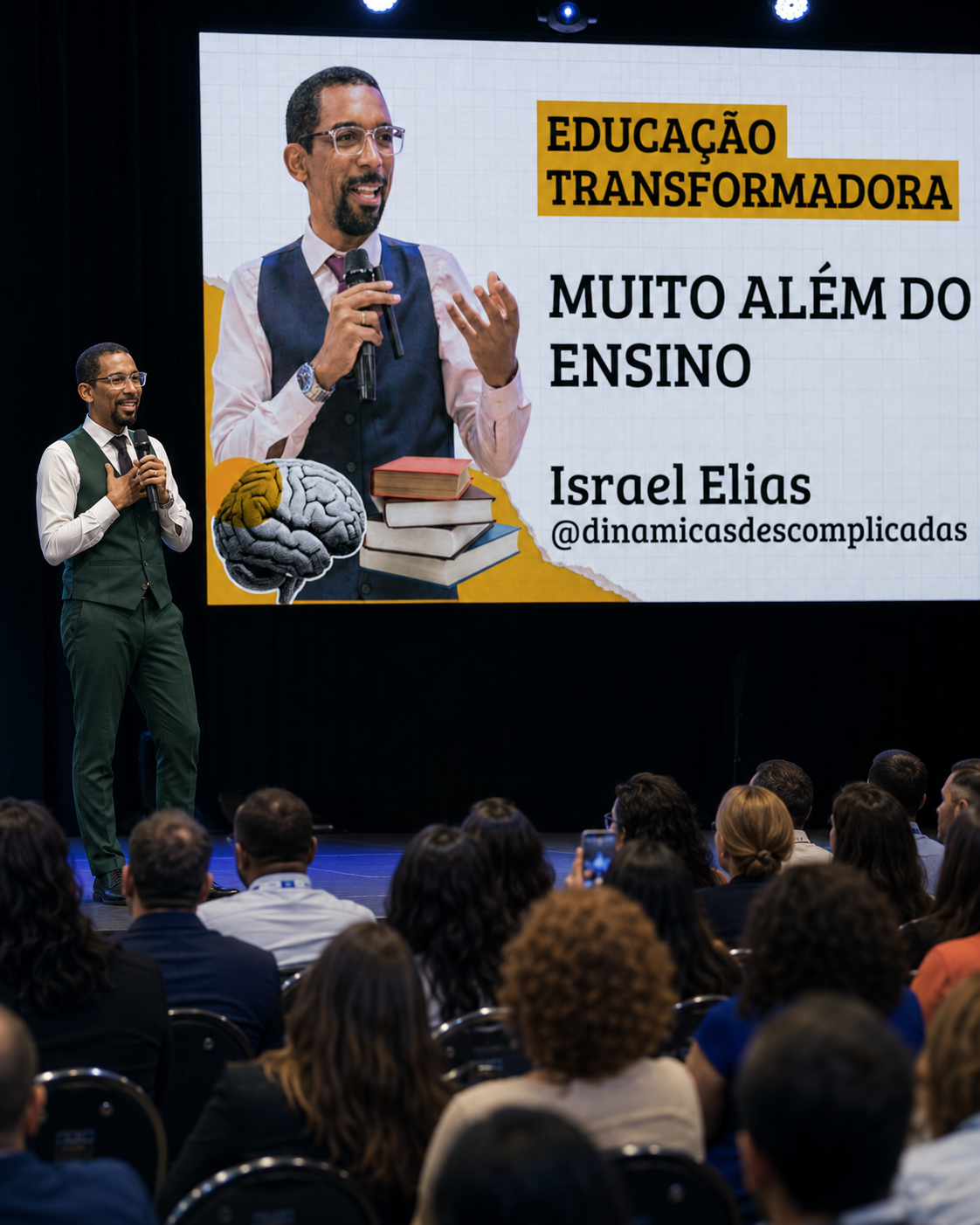 Israel Elias no palco apresentando a palestra Muito Além do Ensino