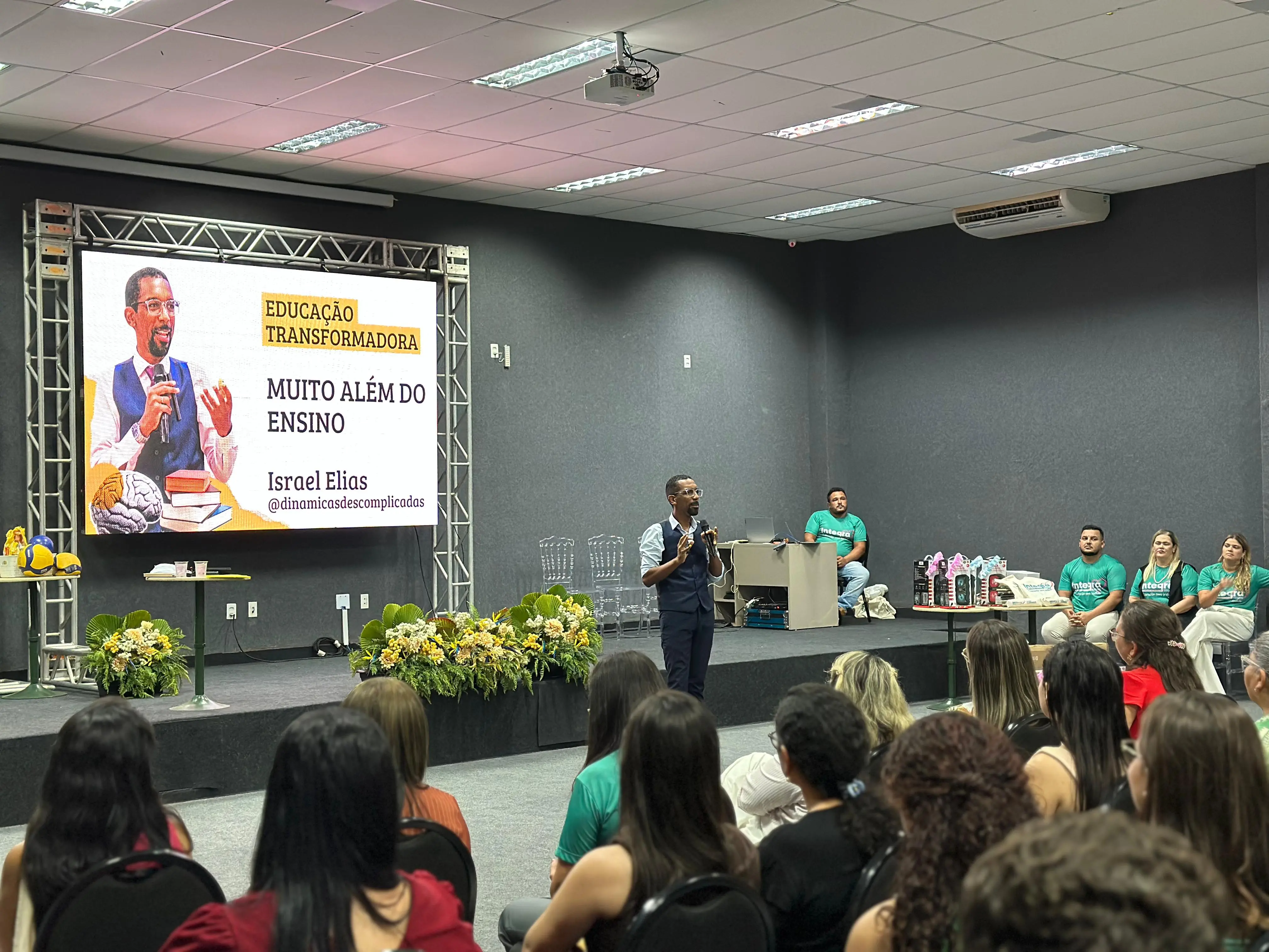 Palestra de Israel Elias para profissionais da educação em auditório