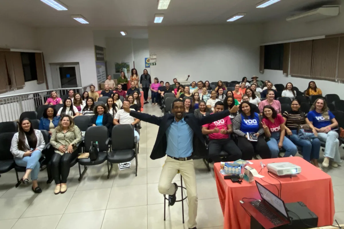 Israel Elias em palestra para empresa sobre comunicação e engajamento