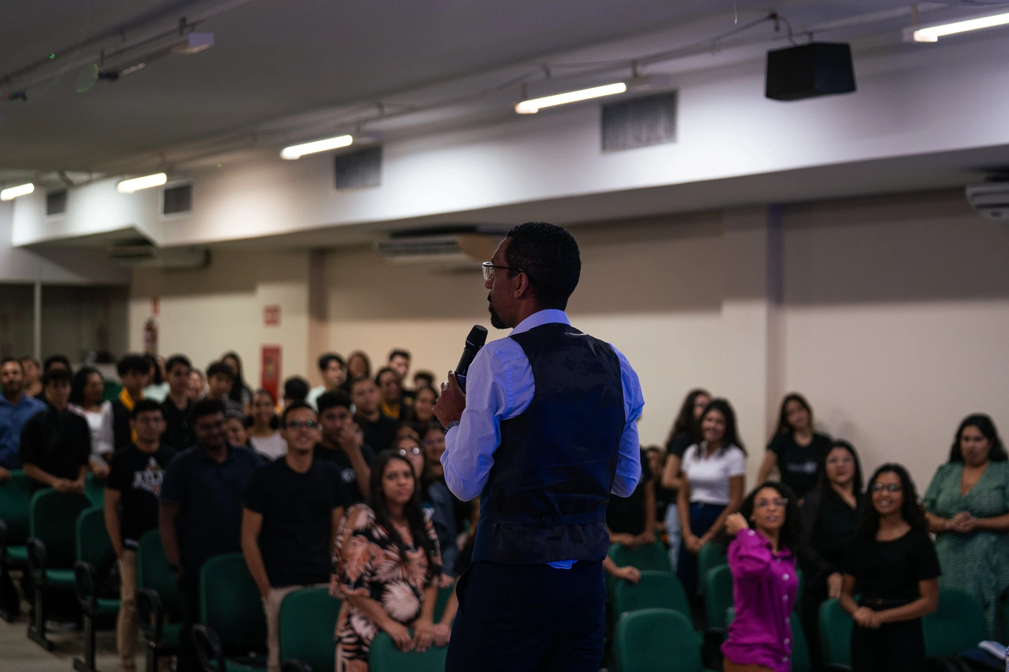 Israel Elias em palestra, treinamento e interação com o público