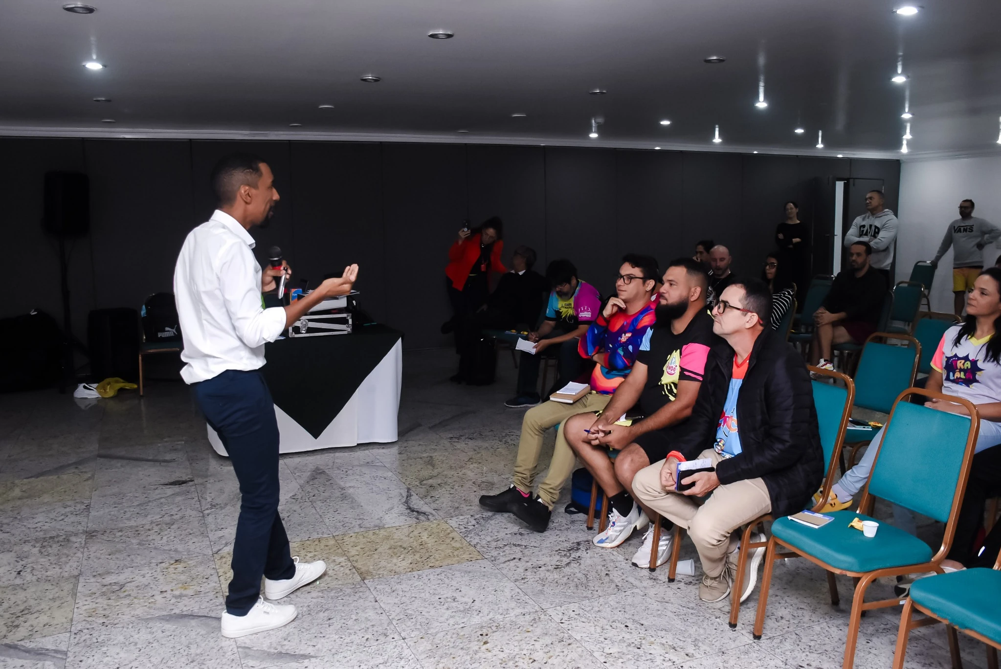 Israel Elias em palestra, treinamento e interação com o público