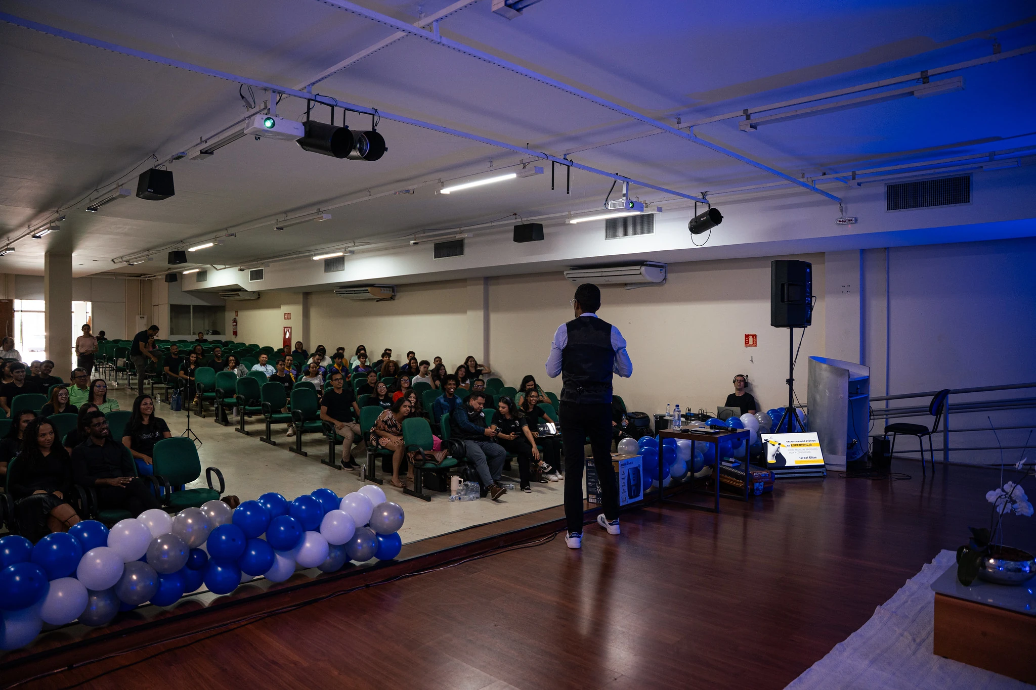 Israel Elias em palestra, treinamento e interação com o público