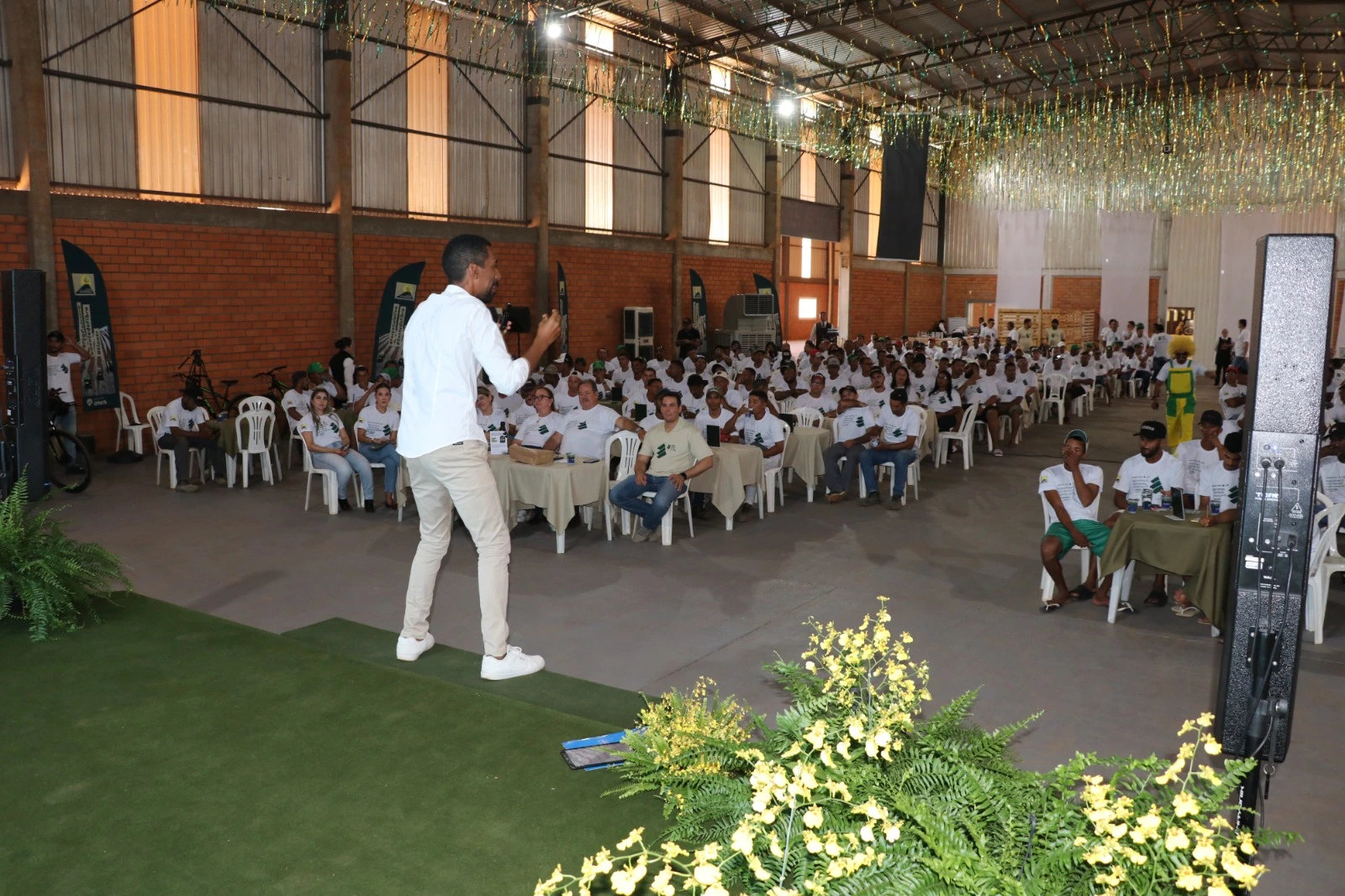 Israel Elias palestrante em evento para empresas e equipes